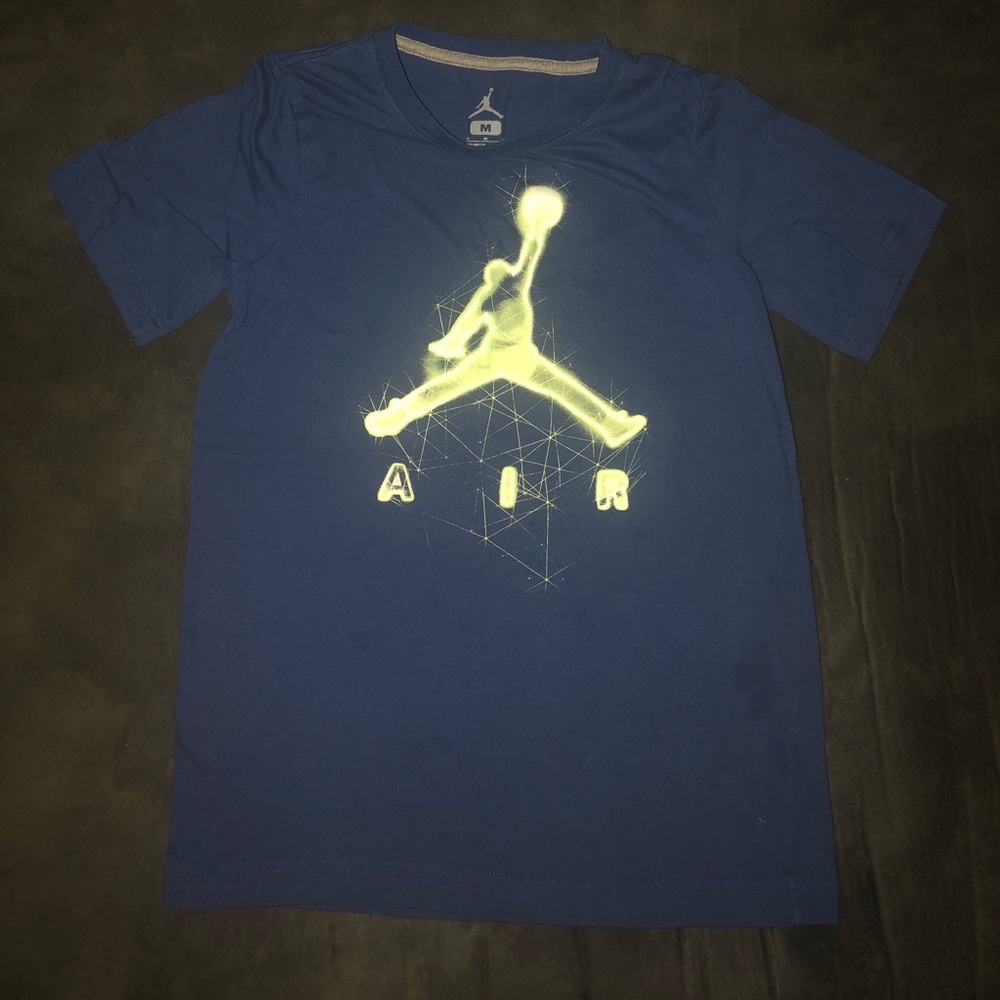 Med(10-12) Jordan shirt.
